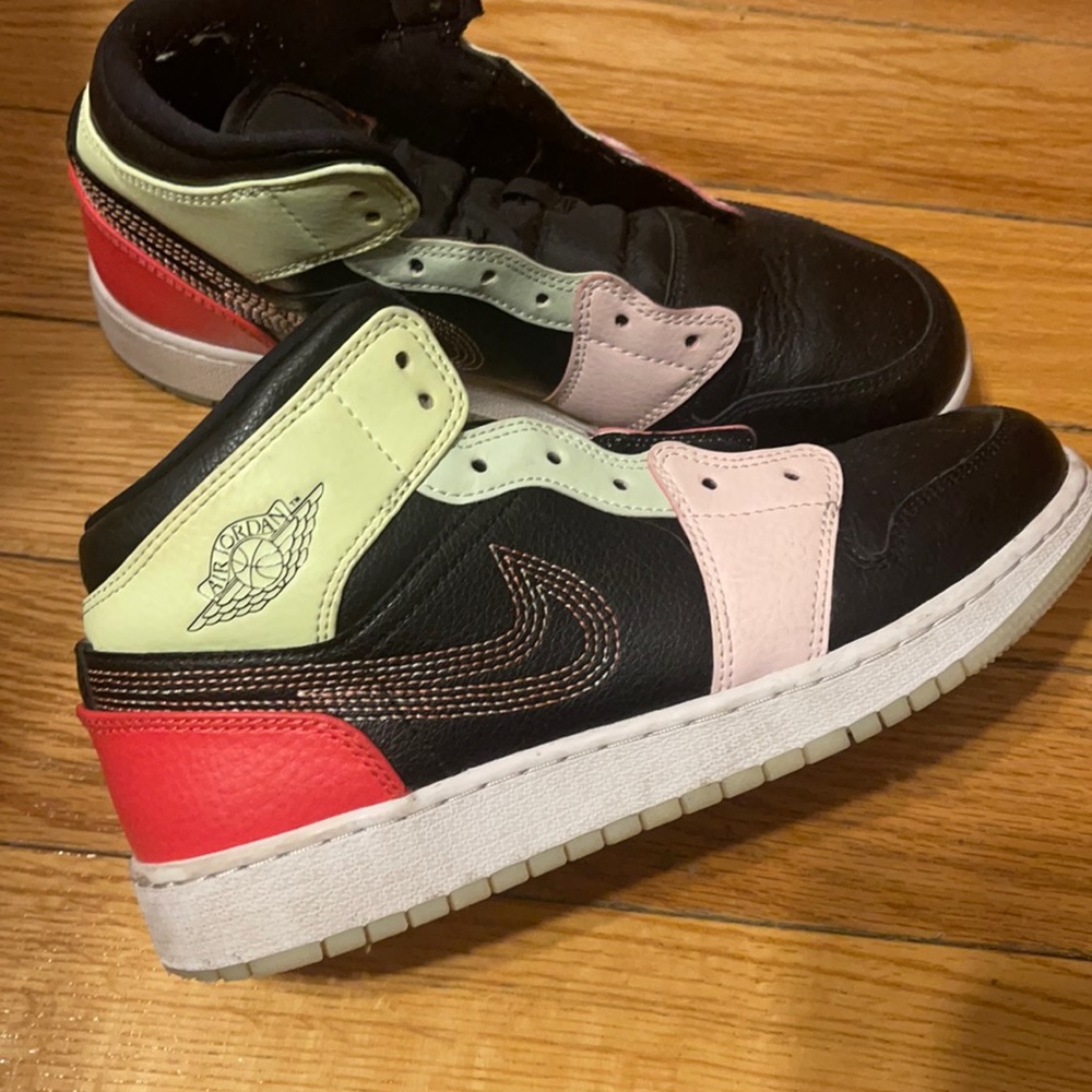 100% authentic Jordan 1 mid . Glow in a dark size 6y